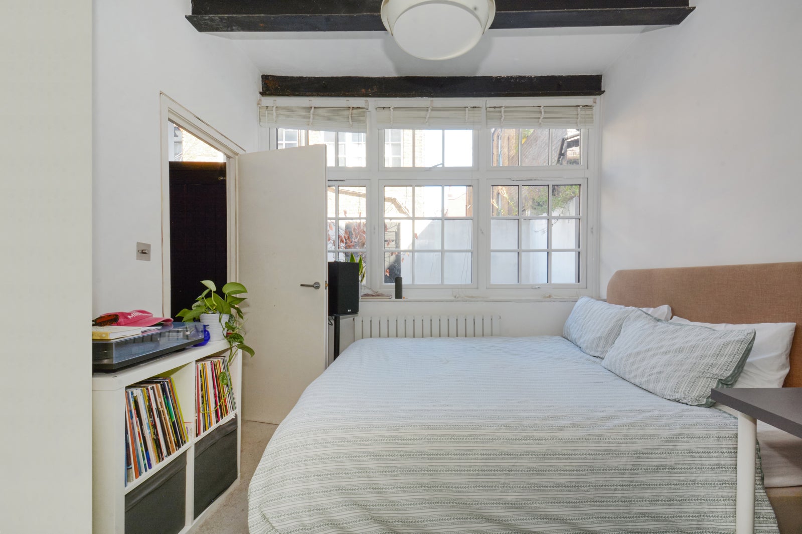 Flat Mansford Street in Greater London