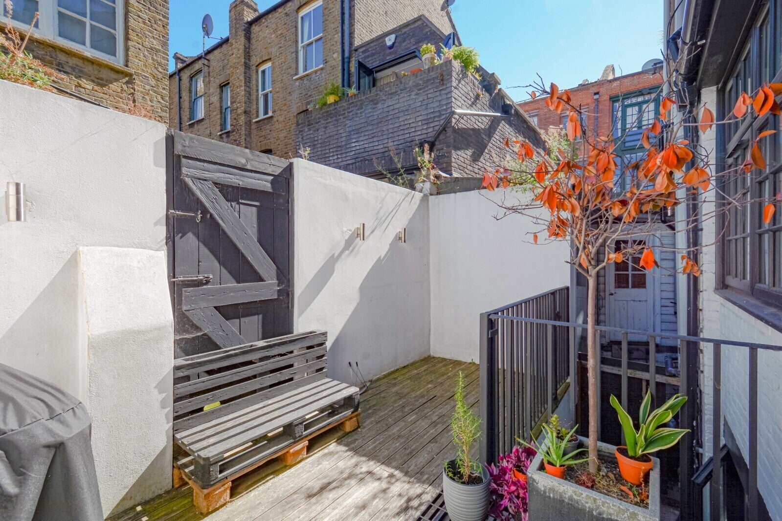 Flat Mansford Street in Greater London