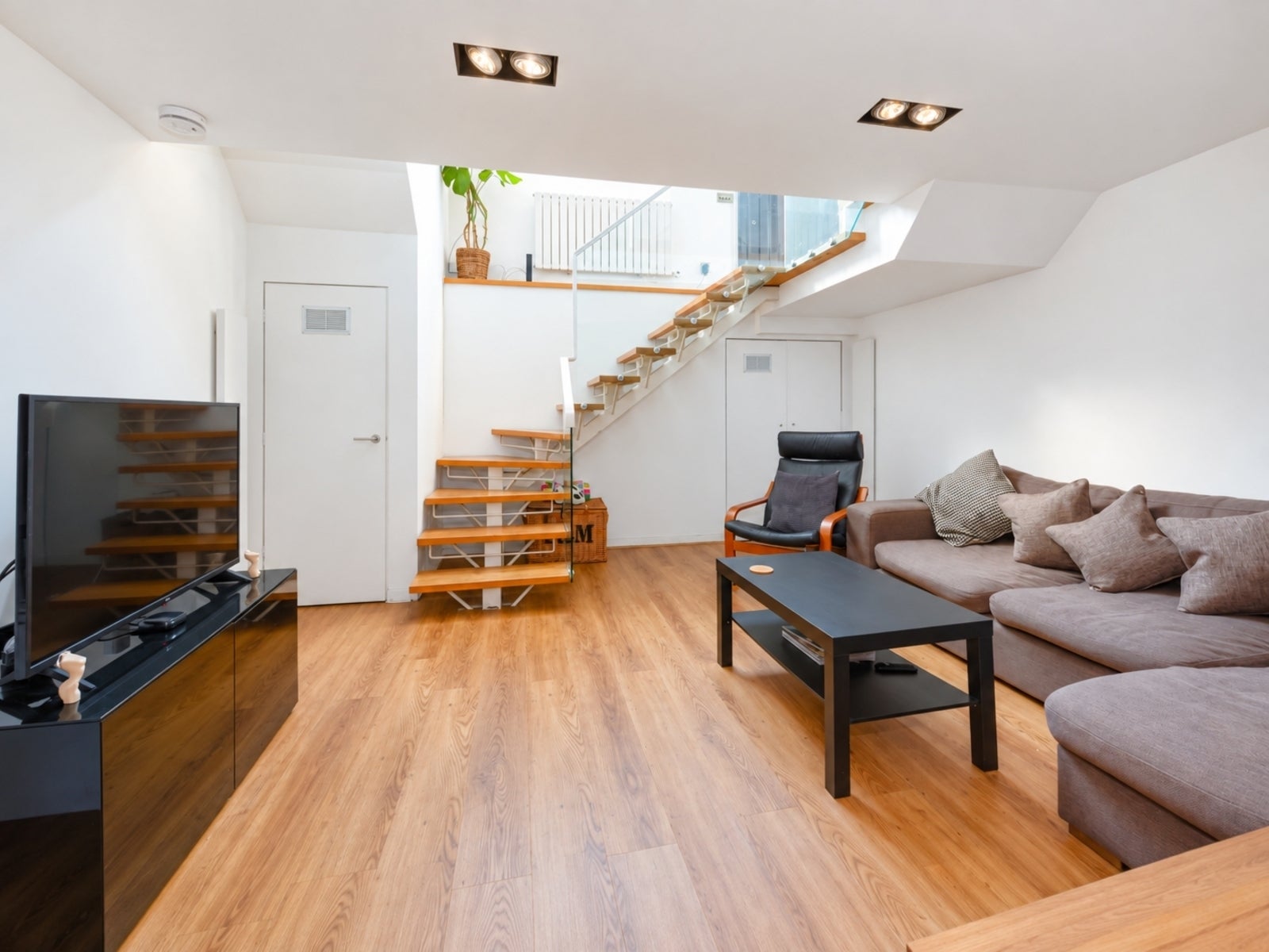 Flat Mansford Street in Greater London
