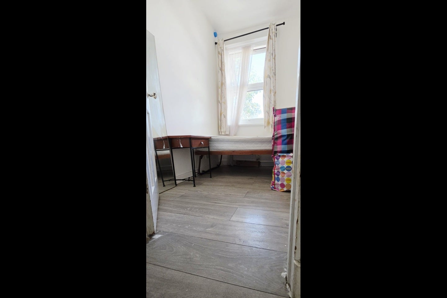Room Oaklands Park Avenue in Greater London