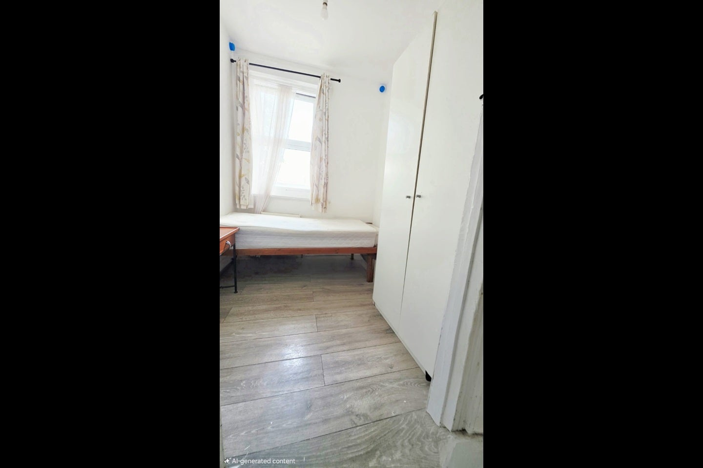 Room Oaklands Park Avenue in Greater London