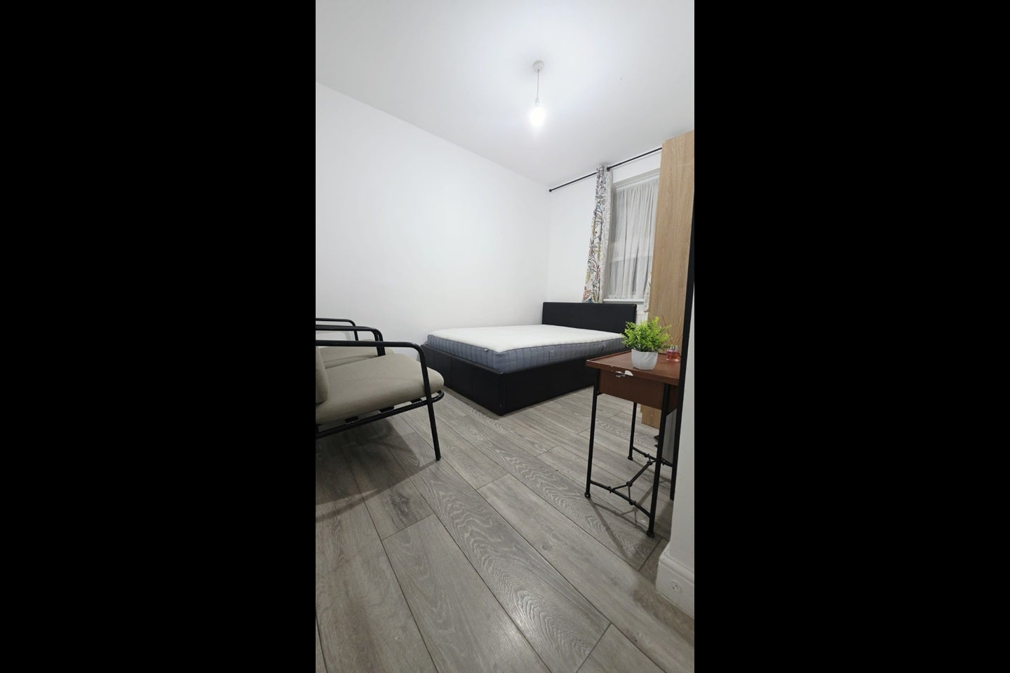Room Oaklands Park Avenue in Greater London