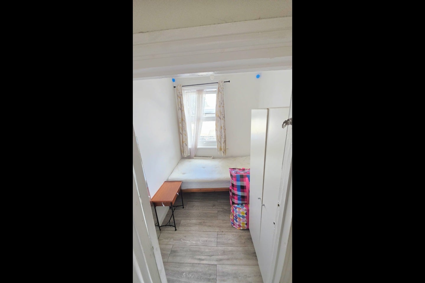 Room Oaklands Park Avenue in Greater London
