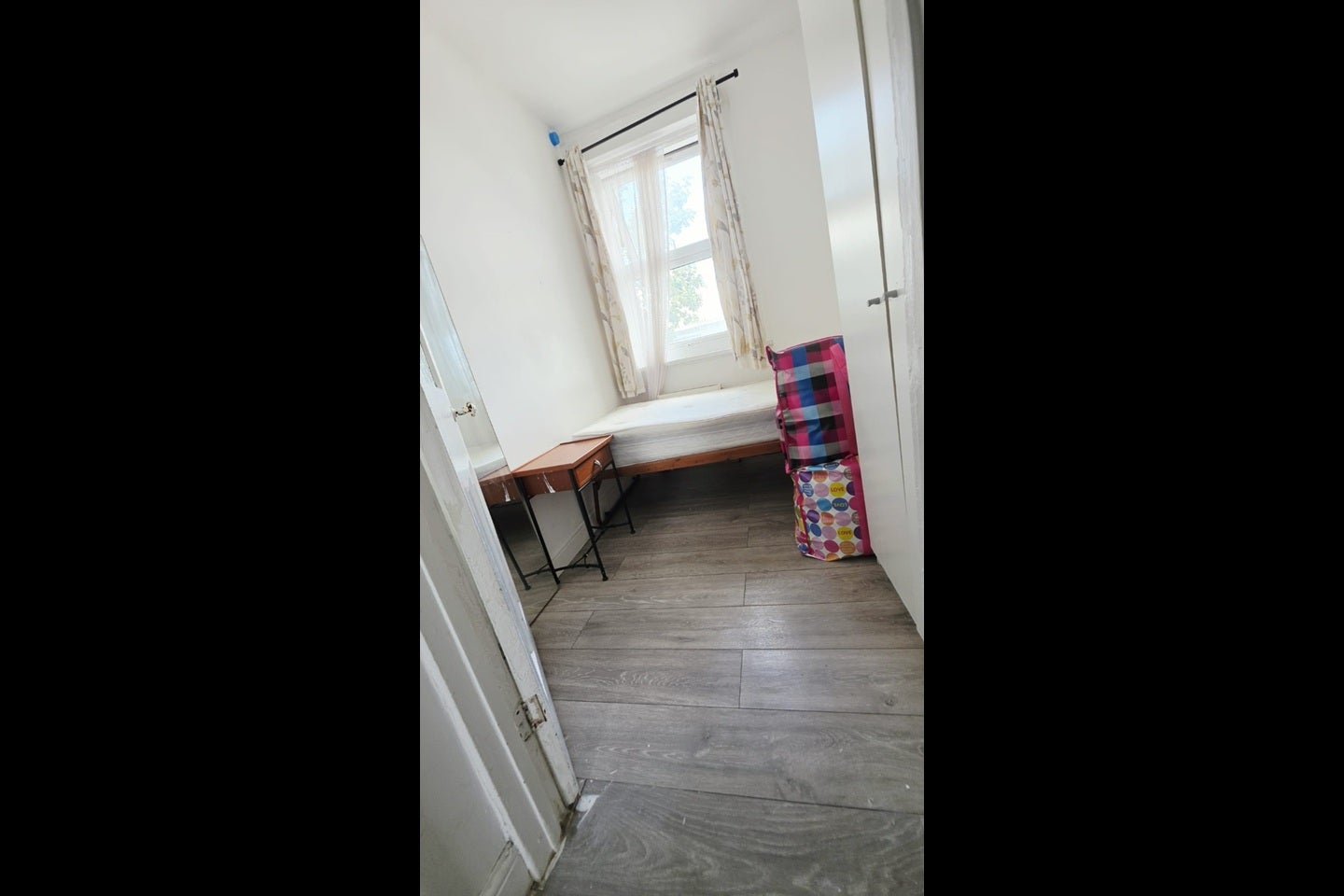 Room Oaklands Park Avenue in Greater London