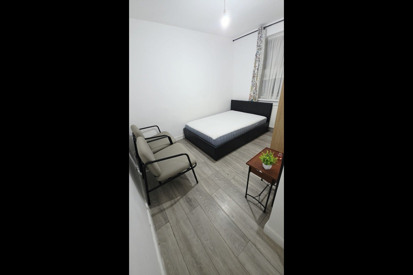 Room Oaklands Park Avenue in Greater London