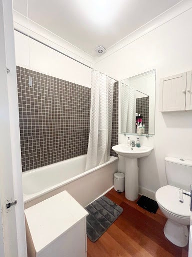 Flat Belsize Avenue in Greater London