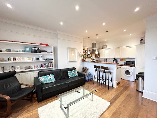 Flat Belsize Avenue in Greater London