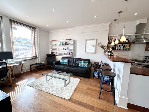 Flat Belsize Avenue in Greater London
