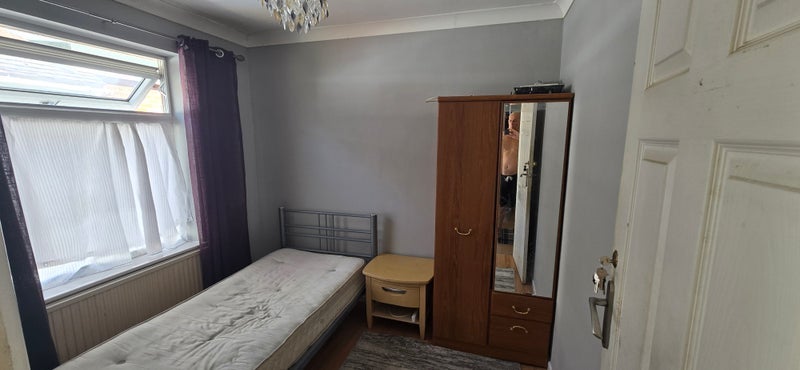 Room Evering Avenue in Poole
