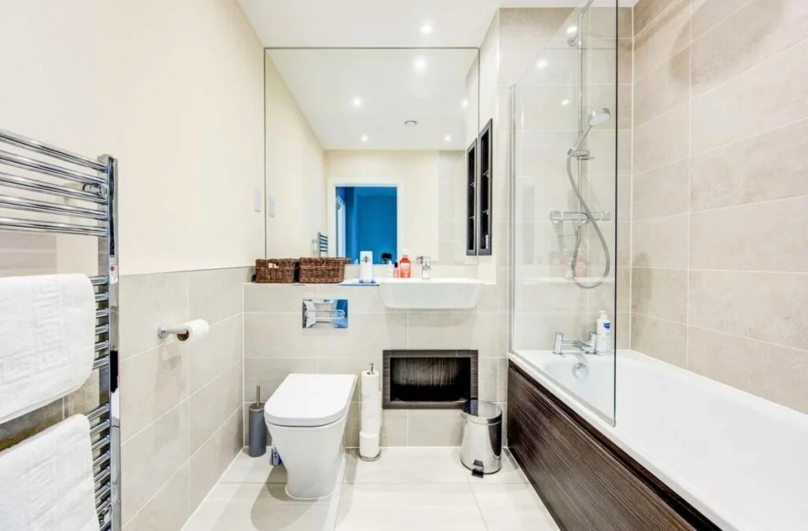 Room Gauntlet Drive in Greater London