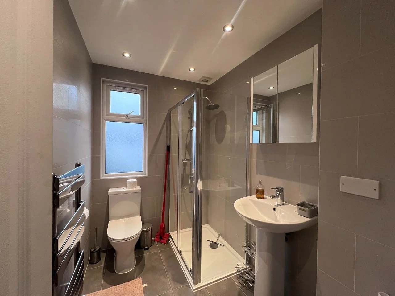 Room Ferndale Avenue in Greater London