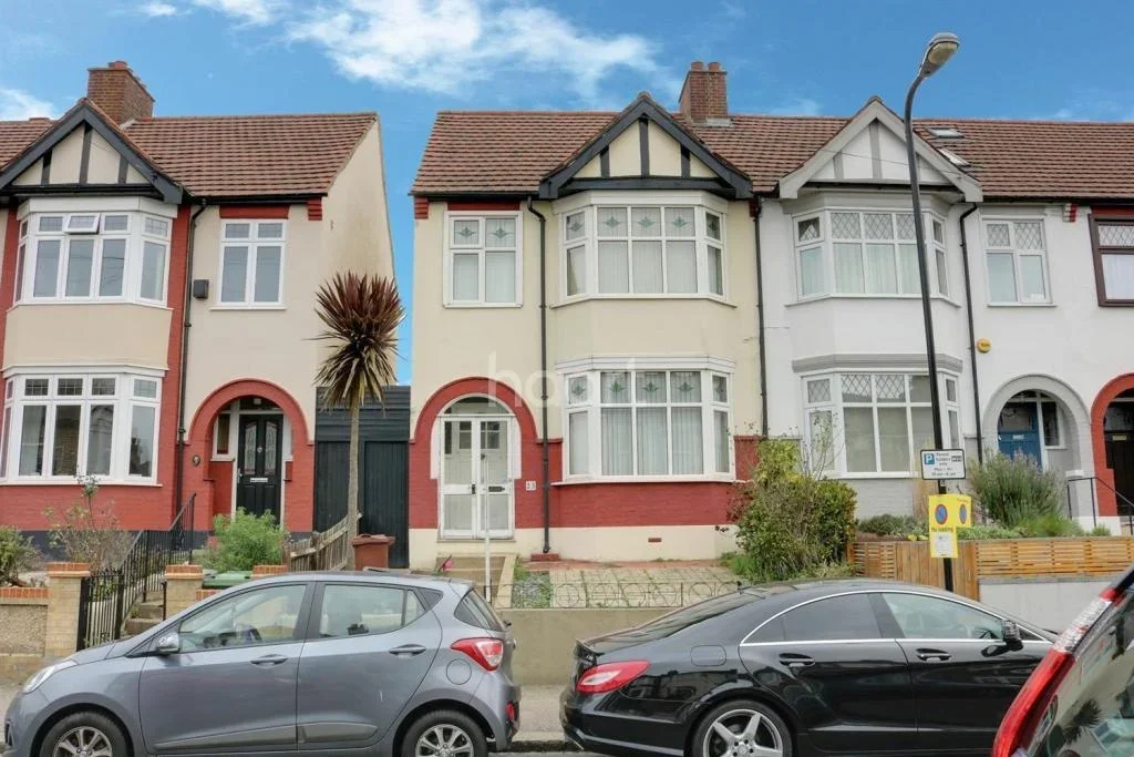 Room Ferndale Avenue in Greater London
