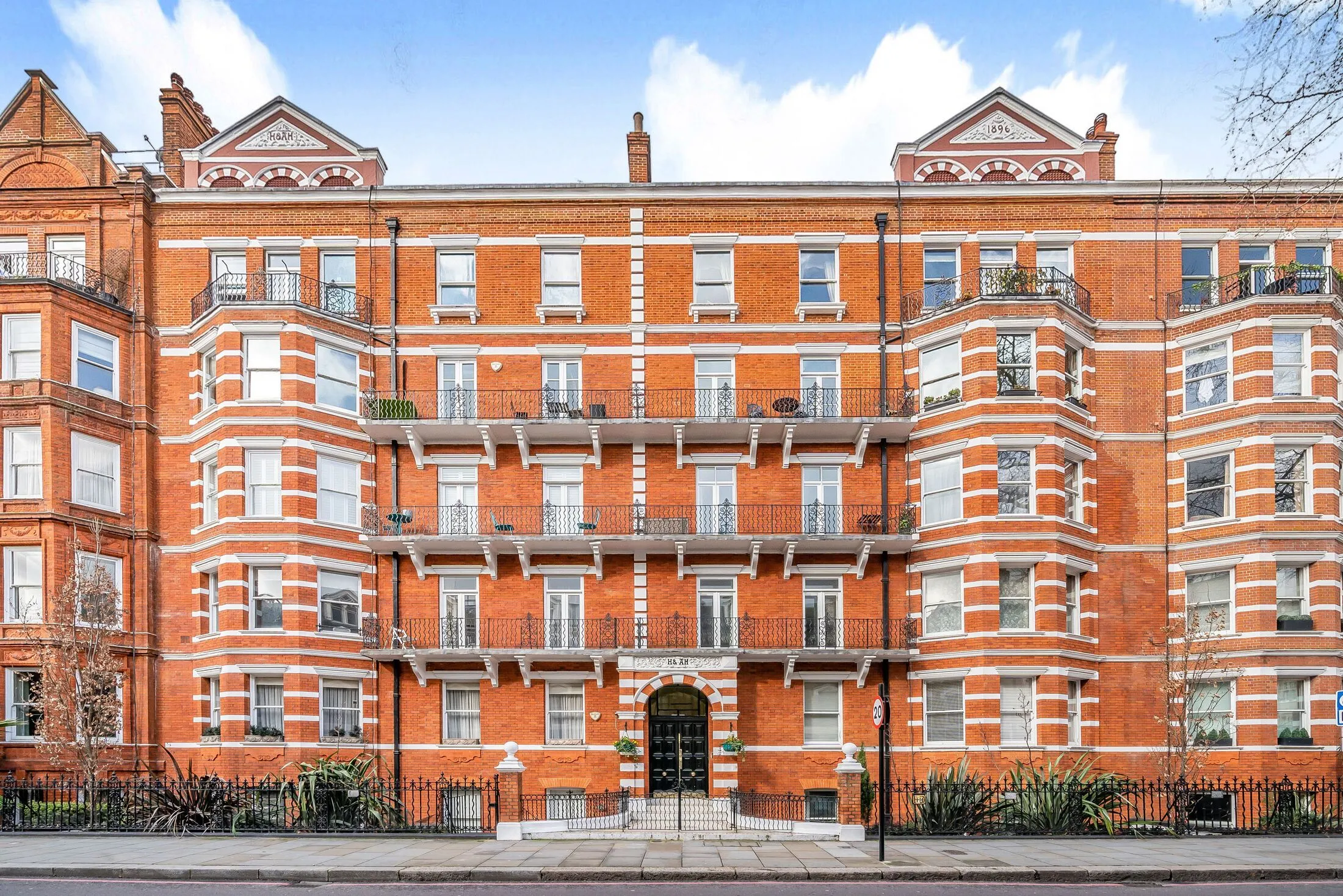 Flat Old Brompton Road in Greater London