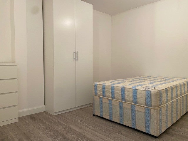 Flat Gliddon Road in Greater London