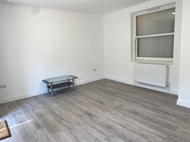 Flat Gliddon Road in Greater London