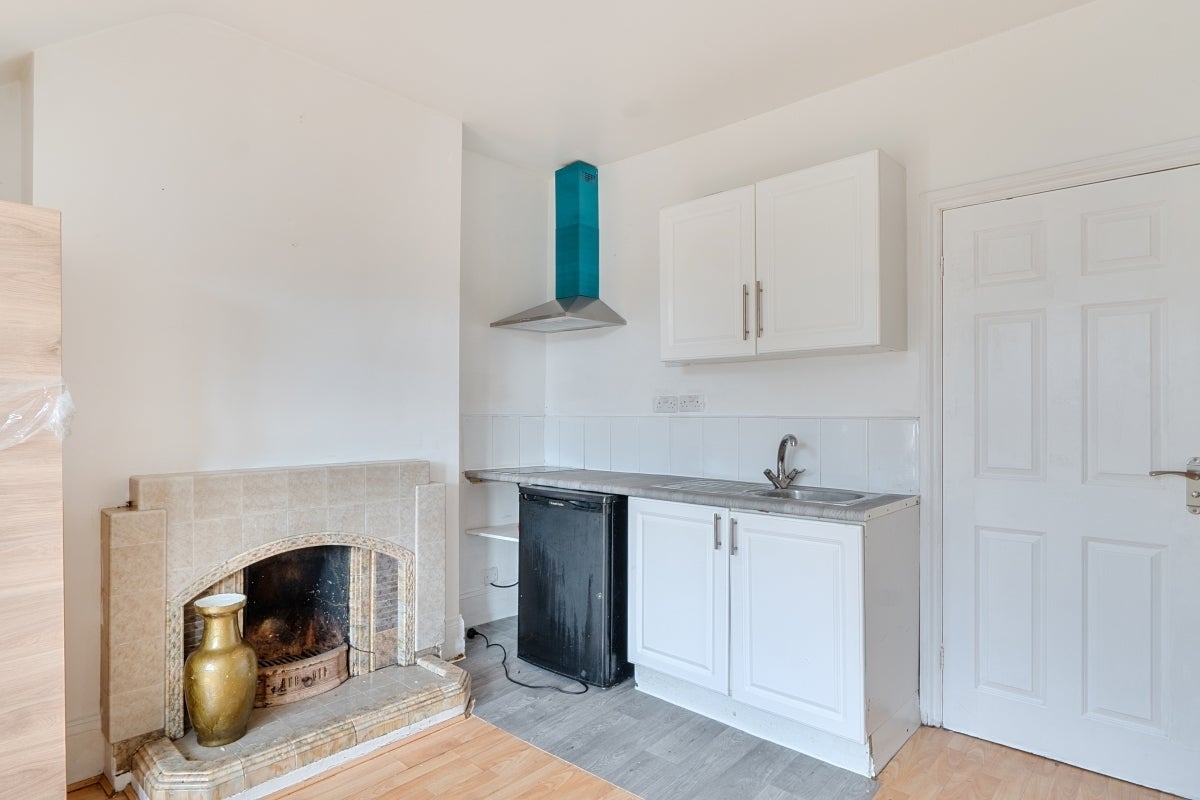 Flat Broadhurst Gardens in Greater London