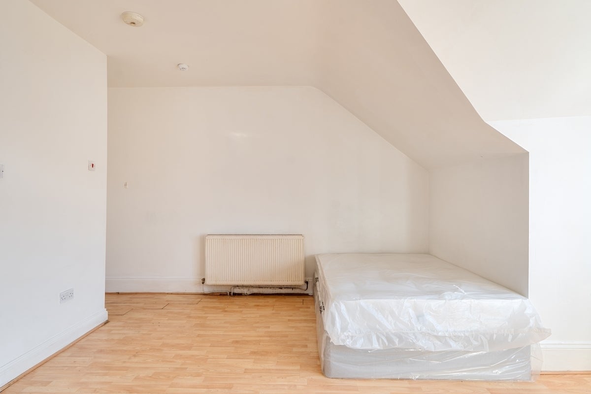Flat Broadhurst Gardens in Greater London
