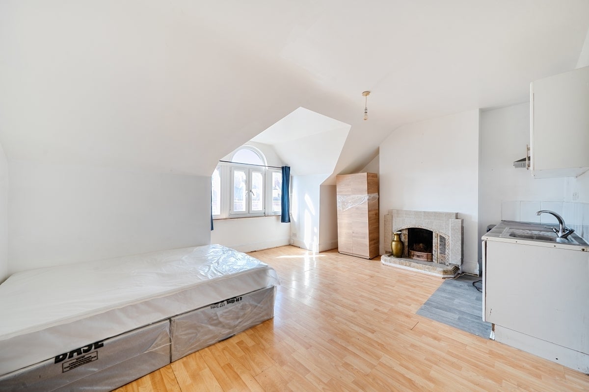 Flat Broadhurst Gardens in Greater London