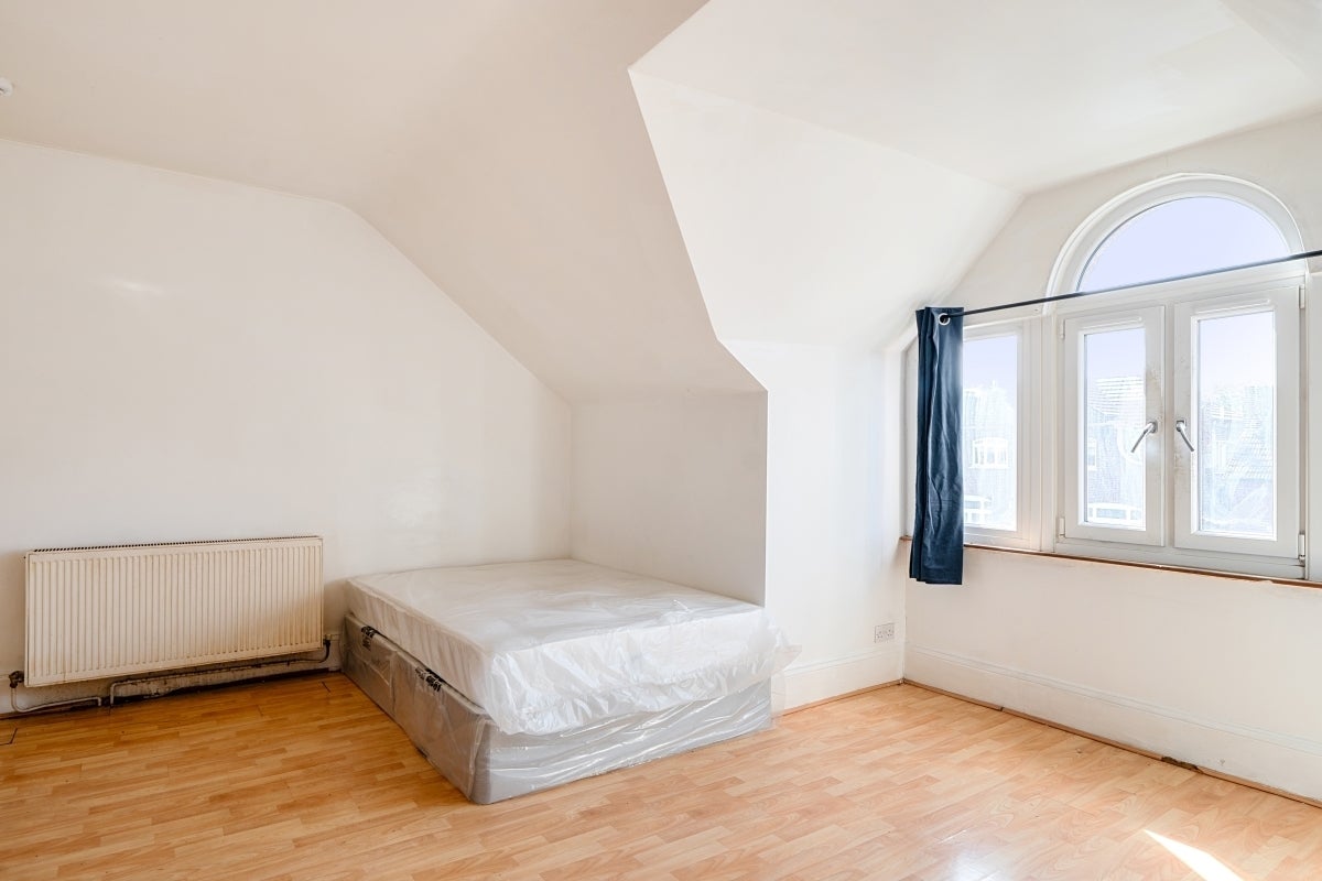 Flat Broadhurst Gardens in Greater London