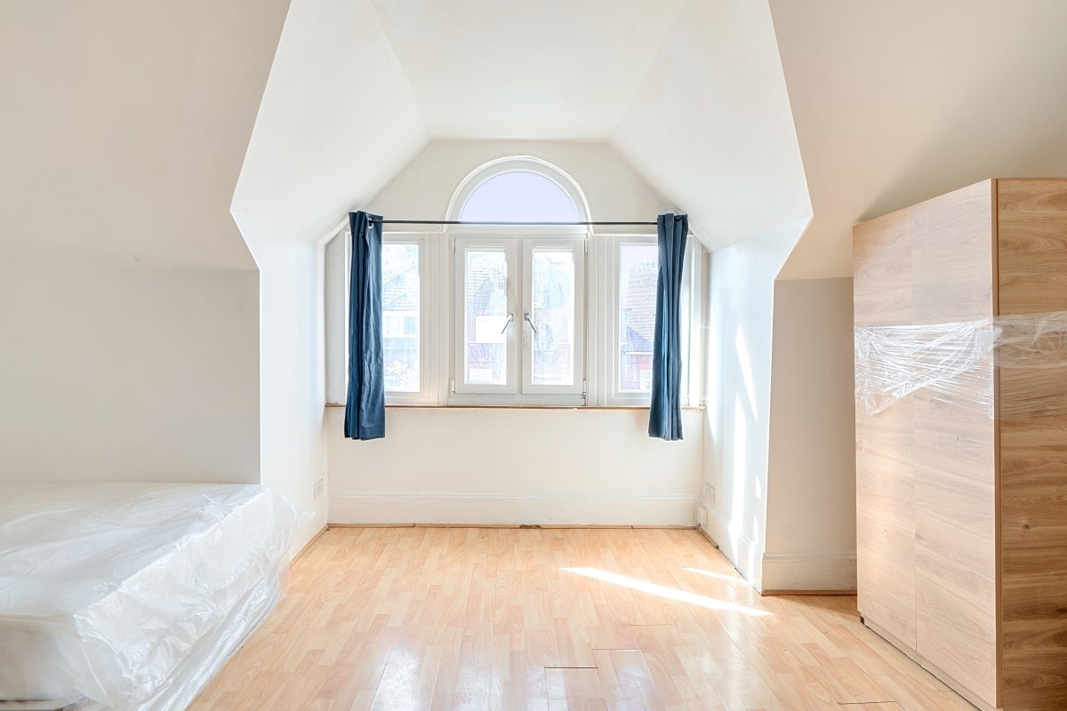 Flat Broadhurst Gardens in Greater London
