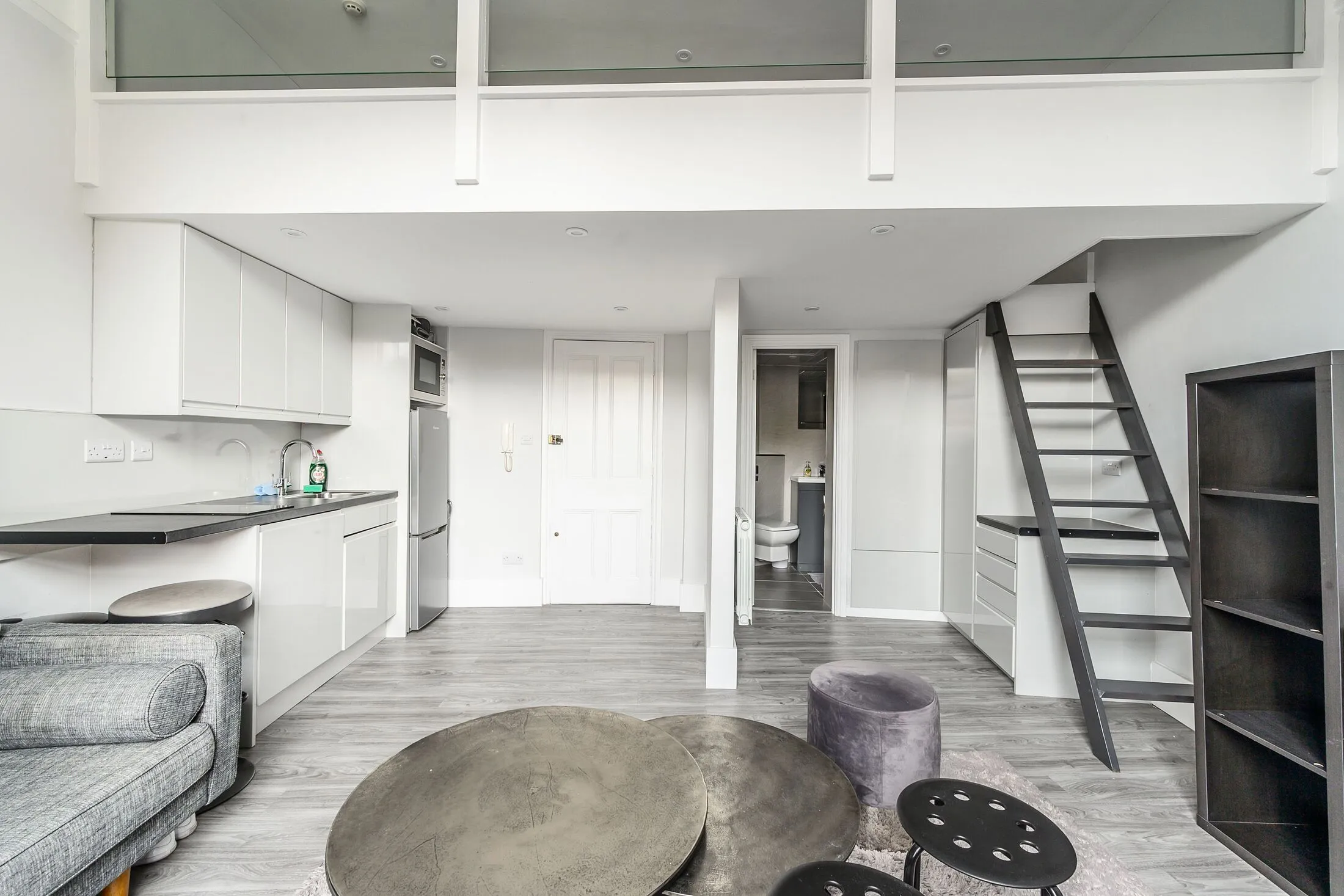 Room Earl's Court Road in Greater London