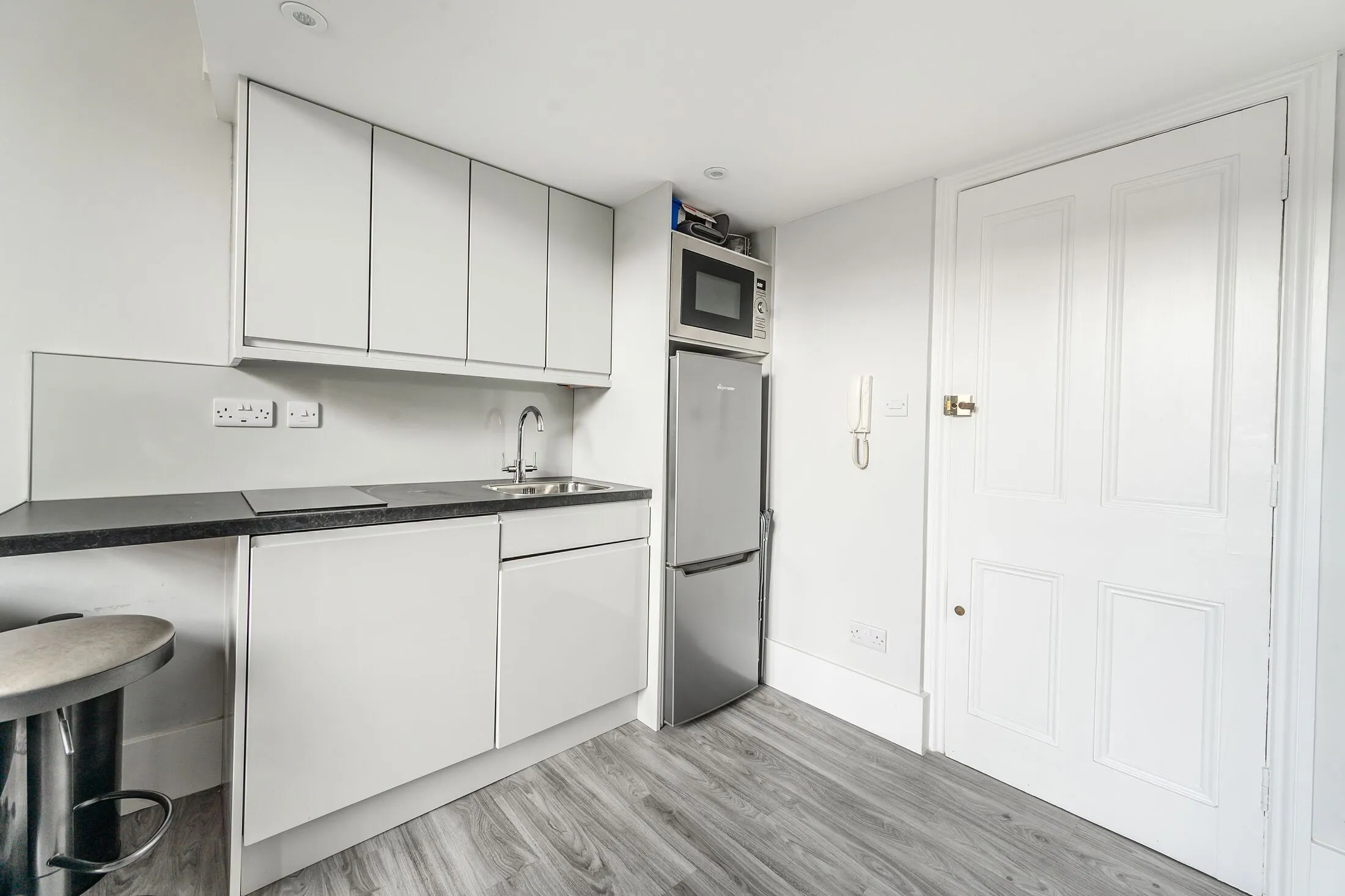 Room Earl's Court Road in Greater London