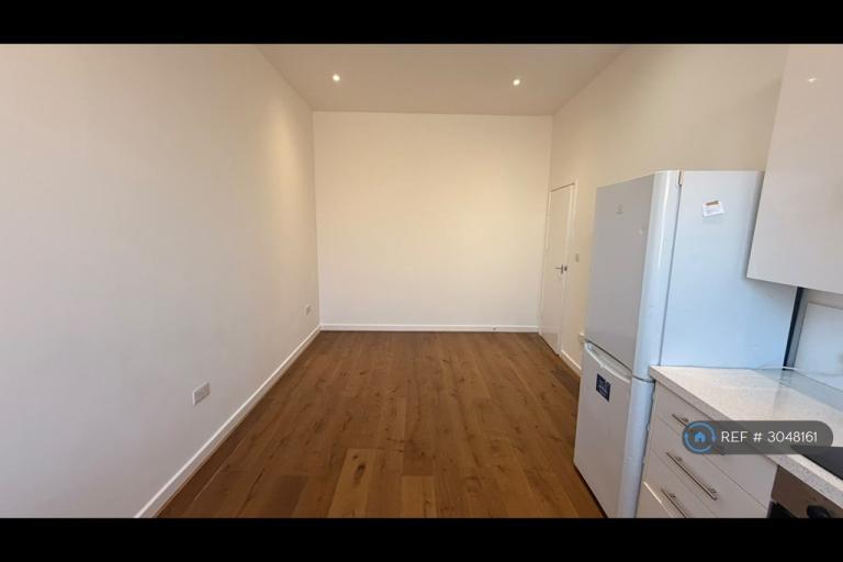 Flat Tooting High Street in Greater London