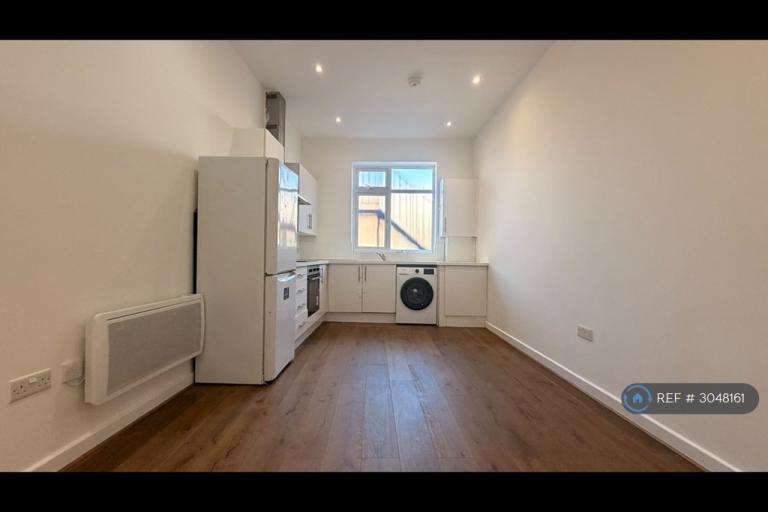 Flat Tooting High Street in Greater London
