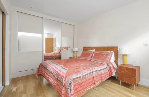Room Camden Mews in London
