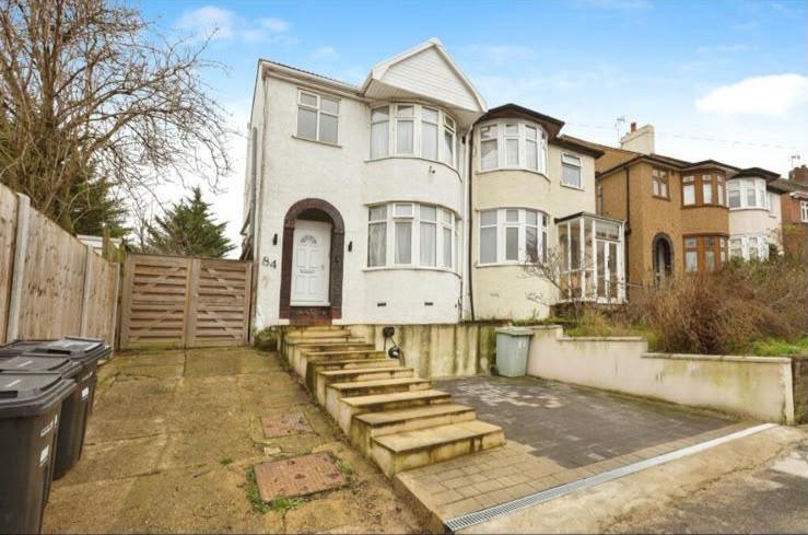 House Dovedale Avenue in Greater London
