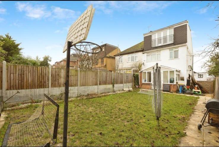 House Dovedale Avenue in Greater London