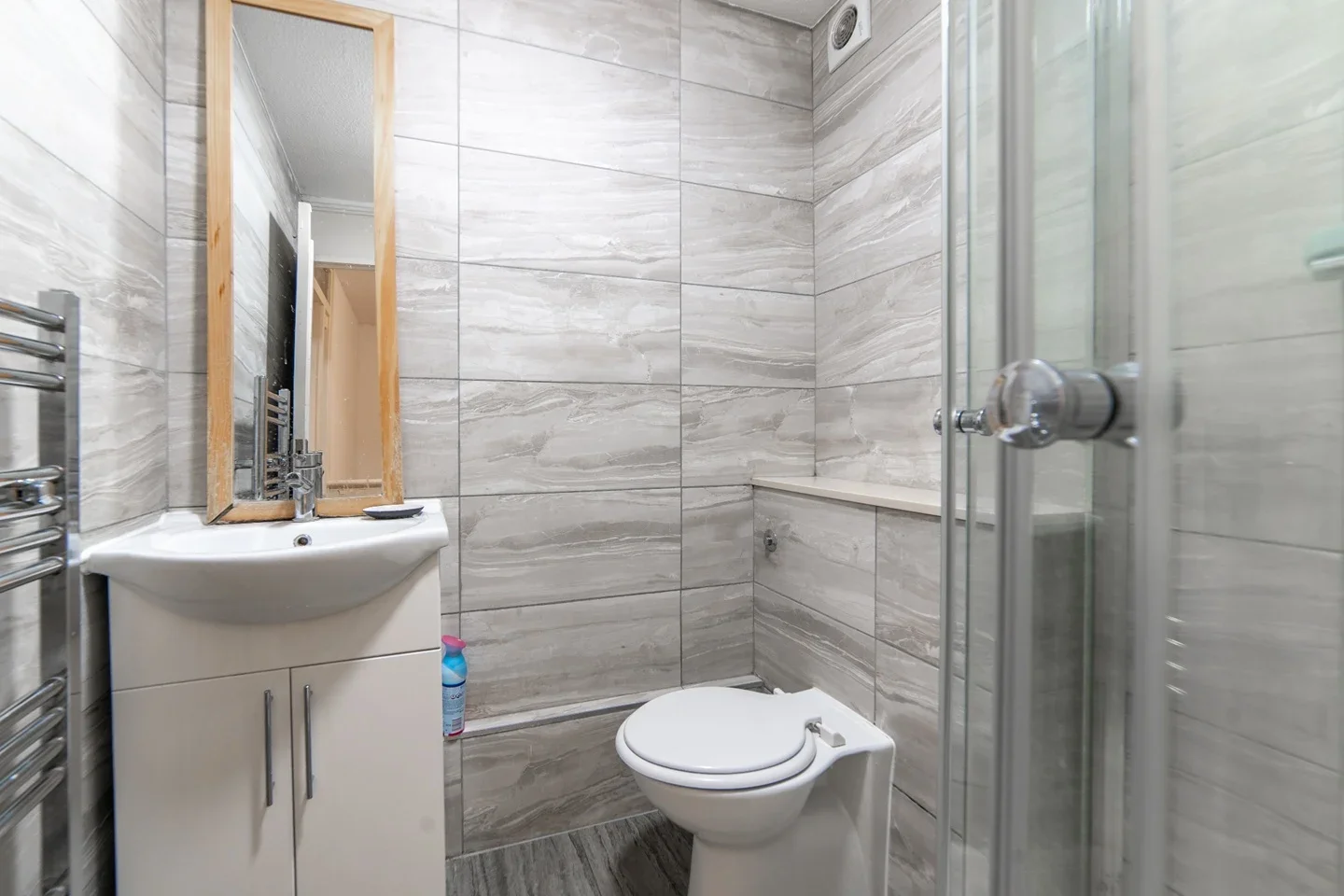 Room Brownlow Road in Greater London