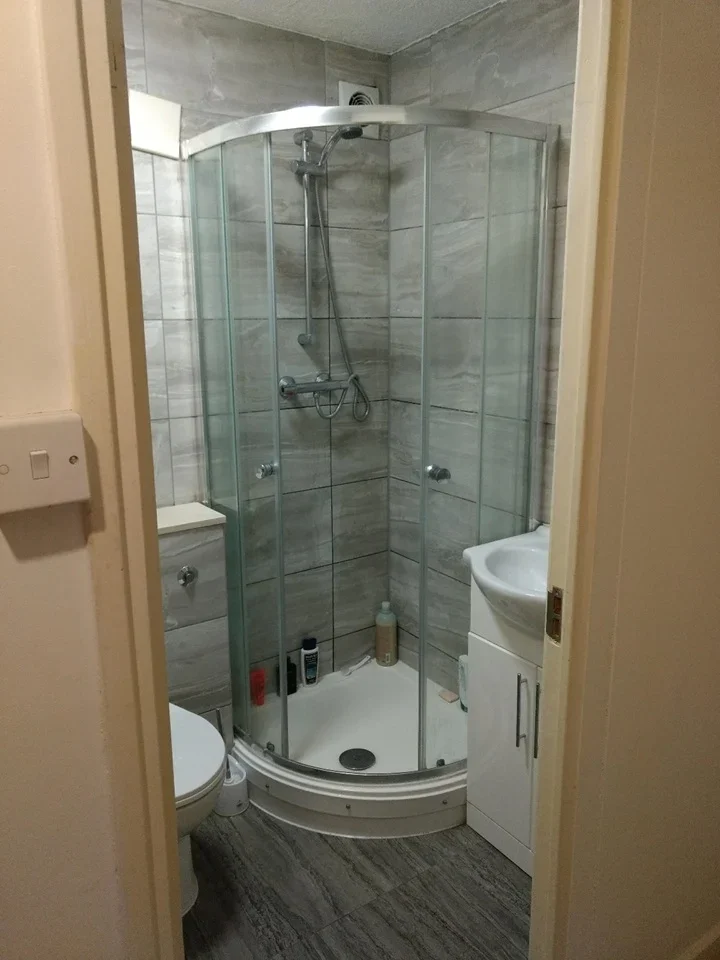 Room Brownlow Road in Greater London