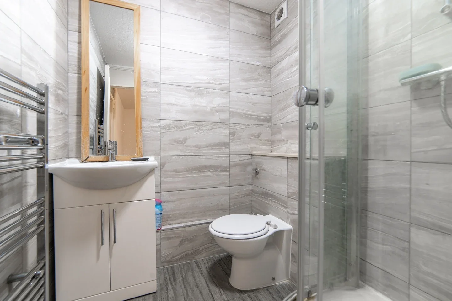 Room Brownlow Road in Greater London