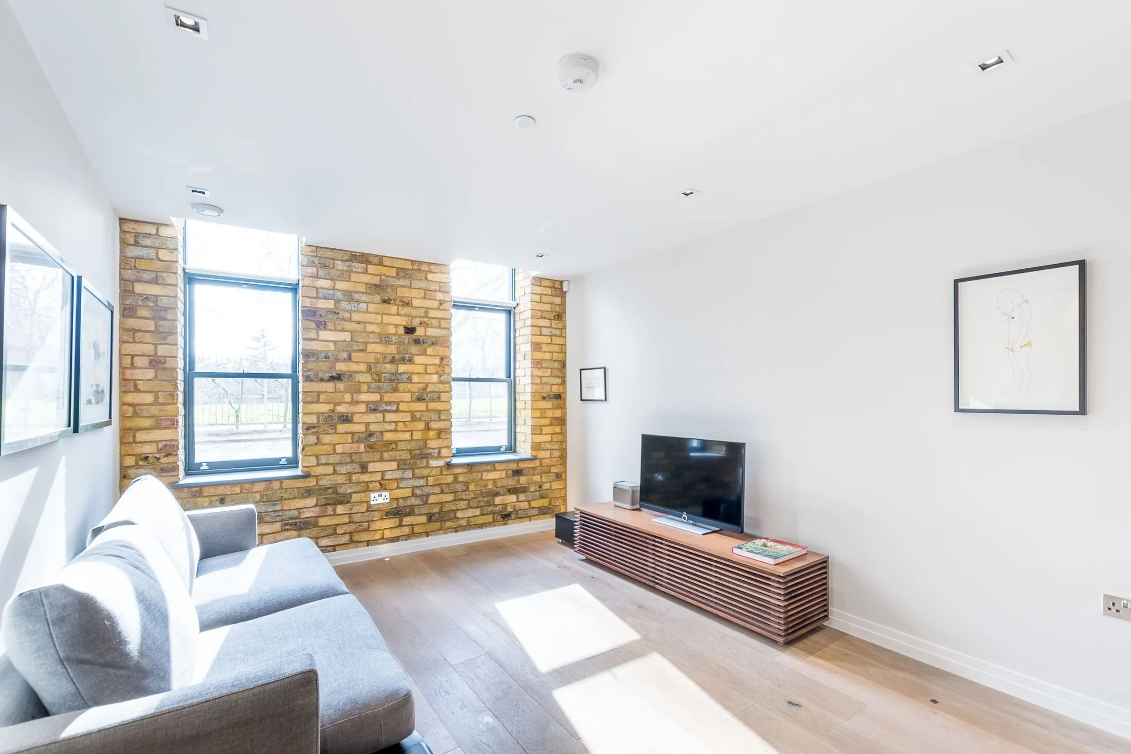 Flat Lawn Lane in Greater London