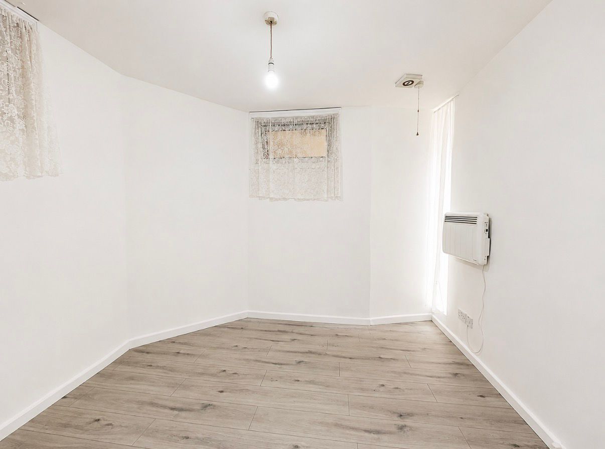 Flat Myddleton Road in Greater London