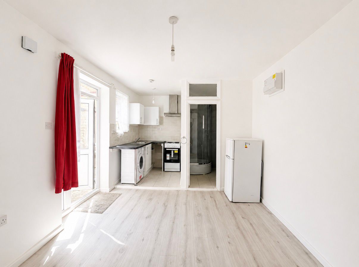Flat Myddleton Road in Greater London
