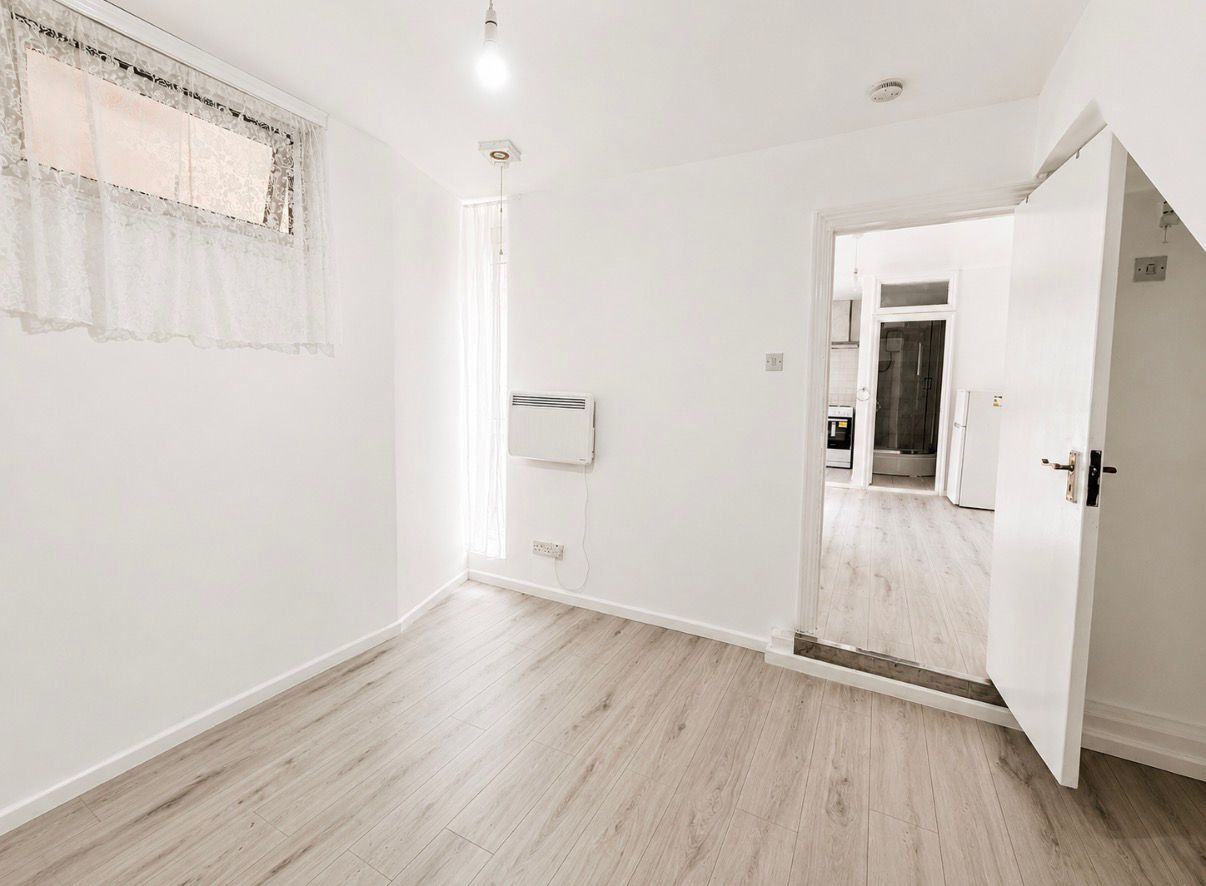 Flat Myddleton Road in Greater London