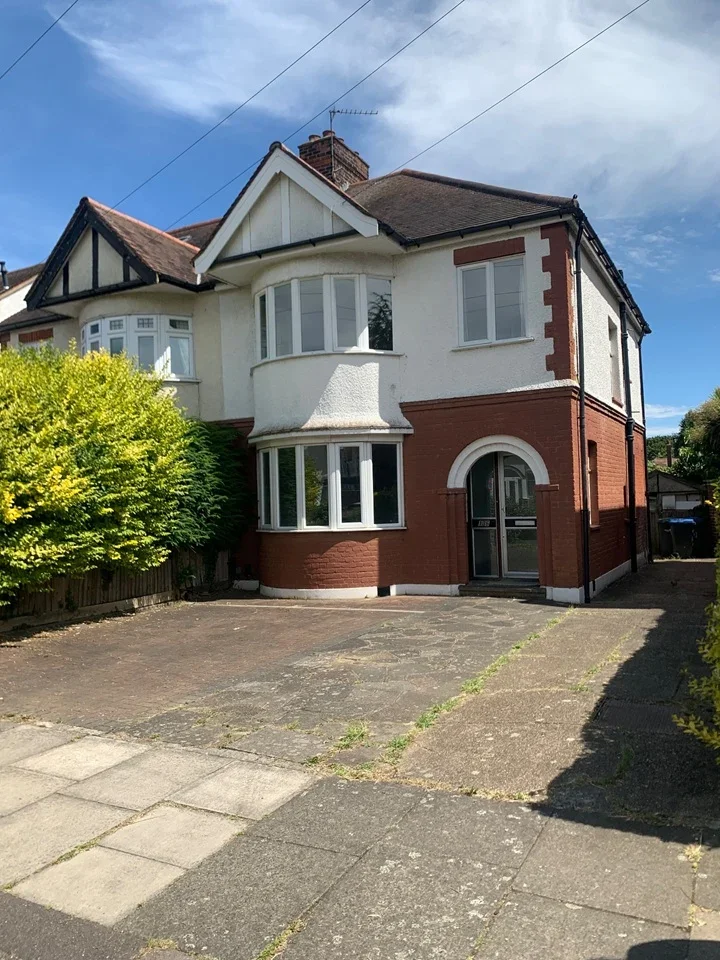 House Carnarvon Avenue in Greater London
