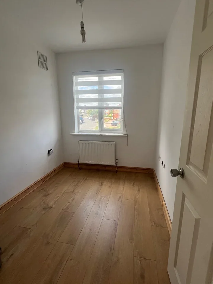 House Carnarvon Avenue in Greater London