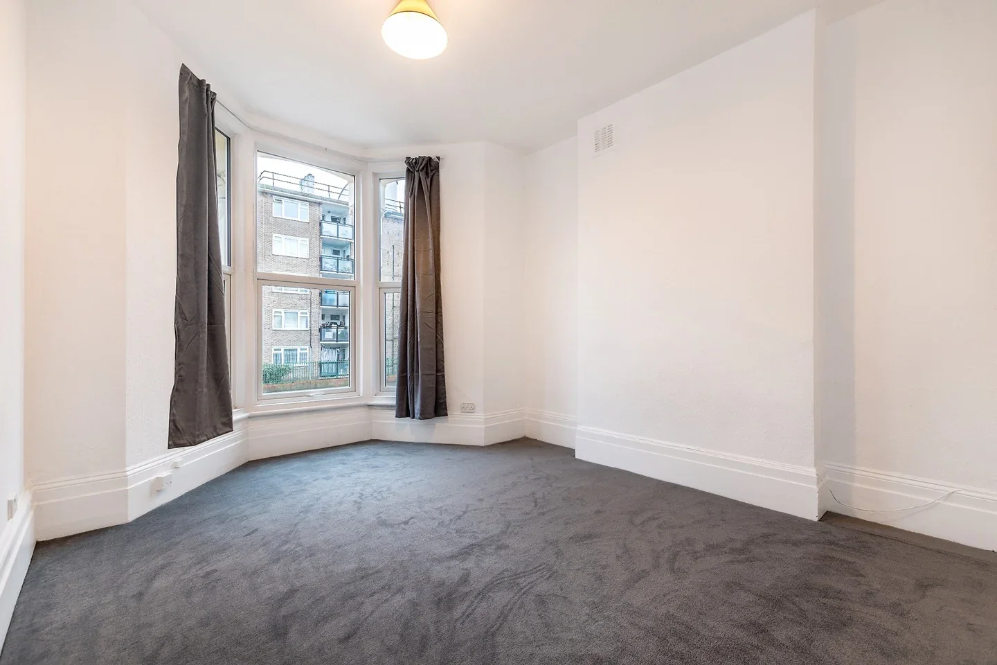 Flat Stockwell Road in Greater London