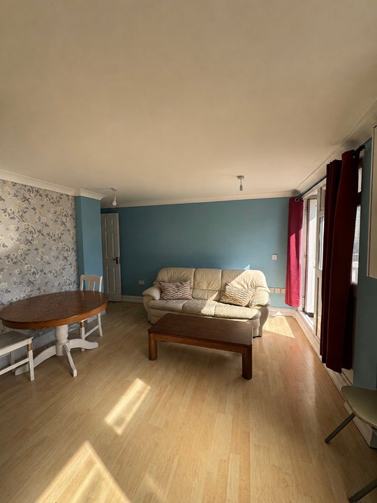 Flat Oak Crescent in Greater London