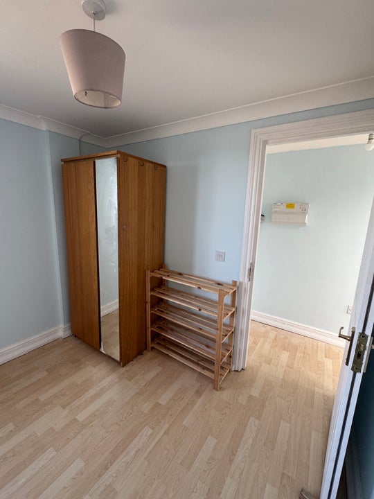 Flat Oak Crescent in Greater London