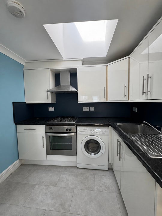 Flat Oak Crescent in Greater London