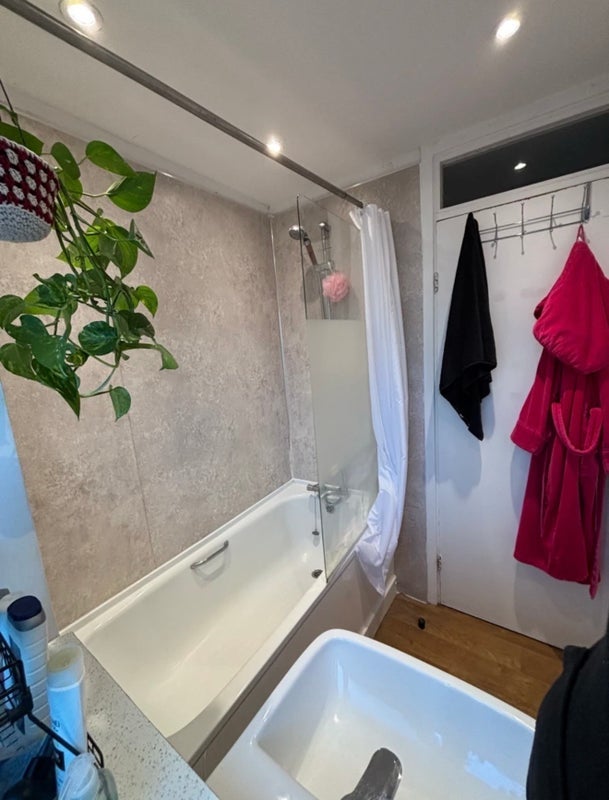 Room Bennett Grove in Greater London