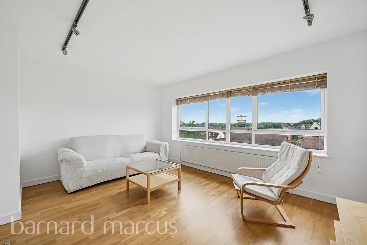 Flat Torrington Park in Greater London