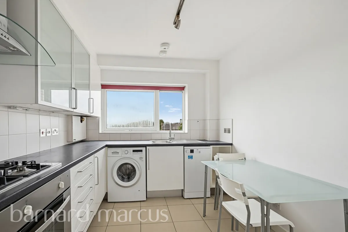 Flat Torrington Park in Greater London