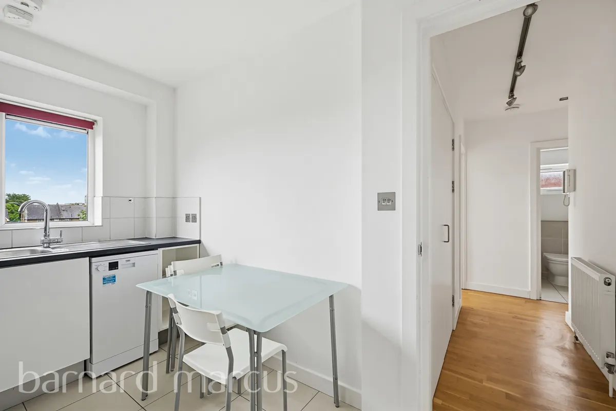 Flat Torrington Park in Greater London