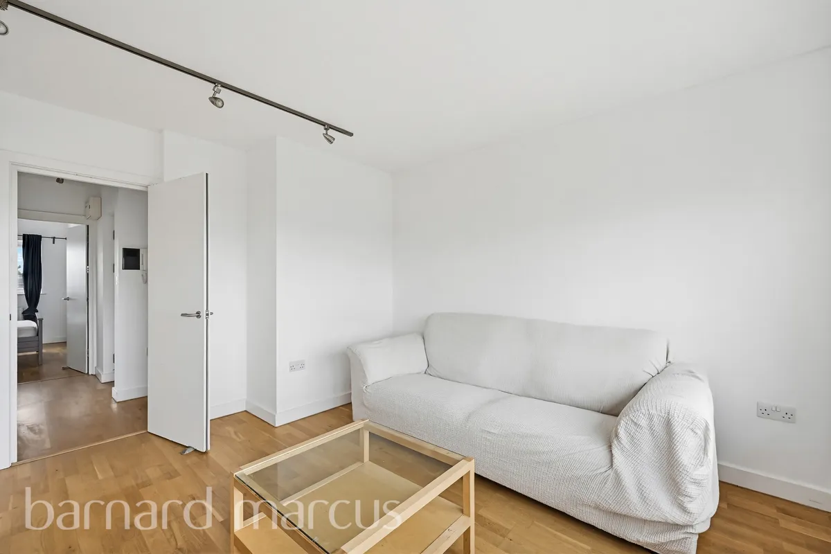 Flat Torrington Park in Greater London