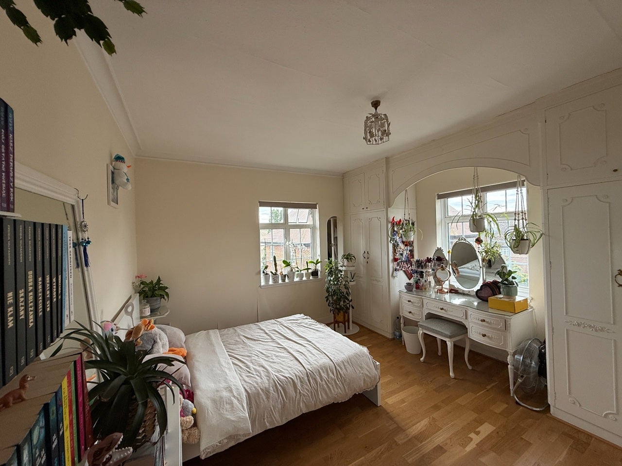 Flat Kings Drive in Greater London